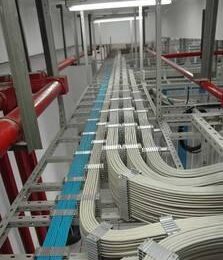 如何设置弱电箱内的路由器与交流机，才气做到